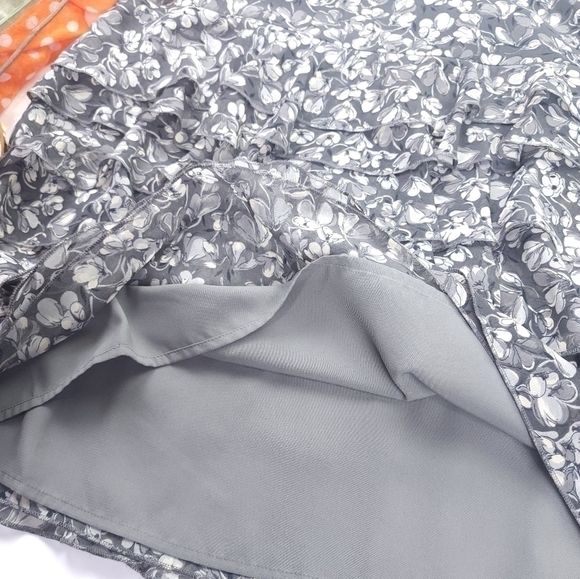 Loft Ruffled Floral Layered Gray Skirt Sz 4 - Picture 12 of 13